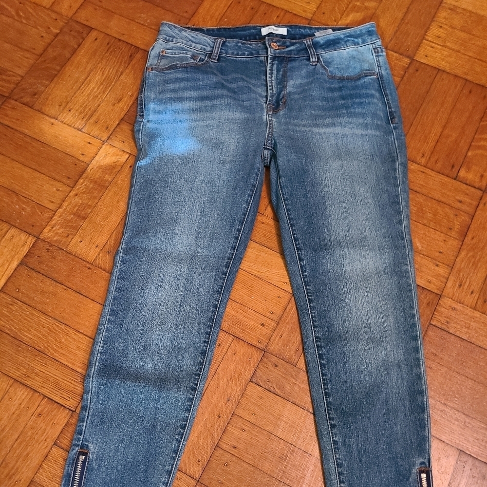 Kensie jeans, zipper on bottom of legs size 8 or 29 hp 🔥🔥🔥
